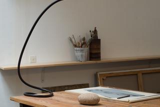 Lampa na biurko na giętkim ramieniu