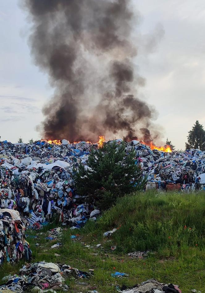 Ogromny pożar składowiska tekstyliów w Kamieńcu