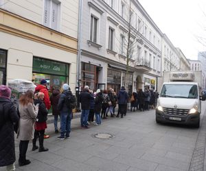 Tłusty Czwartek 2025 w Warszawie. Kolejka do cukierni Pawłowicz na Chmielnej