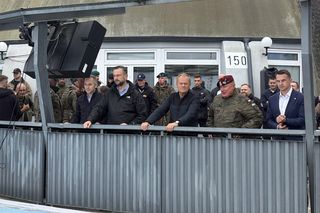 Donald Tusk i Władysław Kosiniak-Kamysz podczas wizyty na Centralnym Poligonie Sił Powietrznych w Ustce