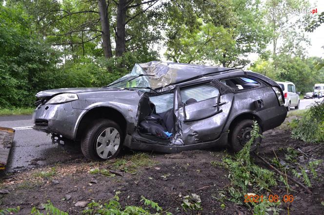 Tragiczny wypadek w Ogrodzieńcu. Nie żyje kierowca nissana