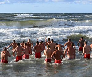 Białe delfiny, czyli koniec wakacji w Mielnie. Ratownicy pożegnali sezon na golasa
