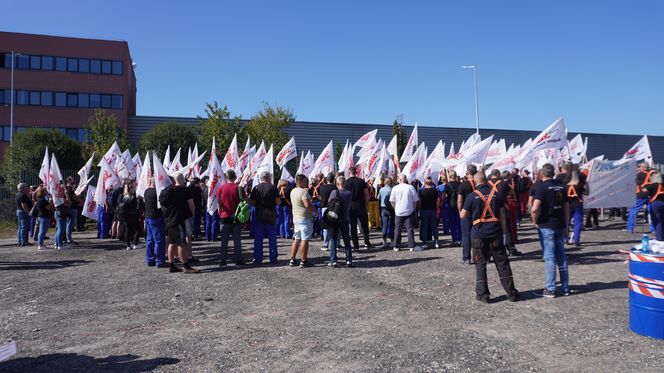 Pikieta pracowników Beko. Pracę straci 1100 osób. „Czujemy się oszukani i sfrustrowani”