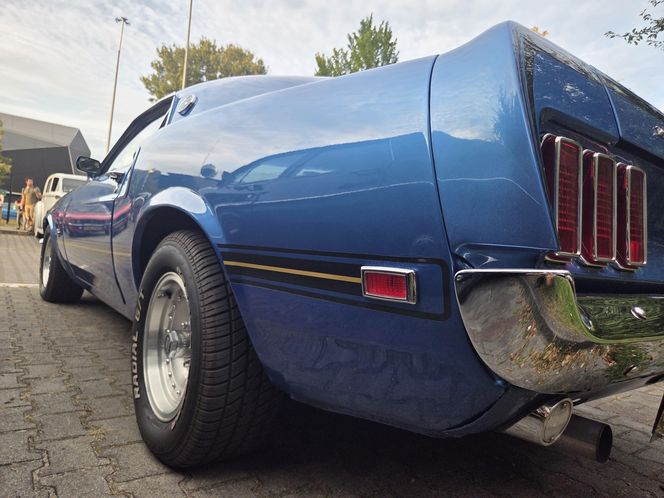 Klasyczna motoryzacja znów zachwyciła Bydgoszcz. „Bydgoskie Klasyki Nocą” przy Torbydzie