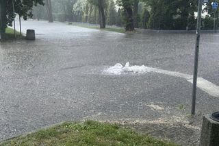 Potężna ulewa zamieniła drogi w rwące potoki. Oberwanie chmury nad Tarnowem