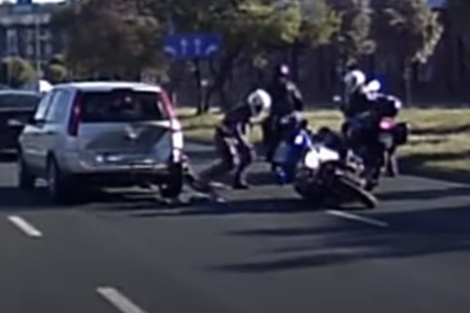 Policjant uderzył motocyklem w samochód