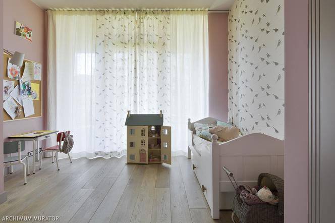 Pokój dla dziewczynki różowo-szary z tapetą w ptaki: aranżacja pokoju dziecka