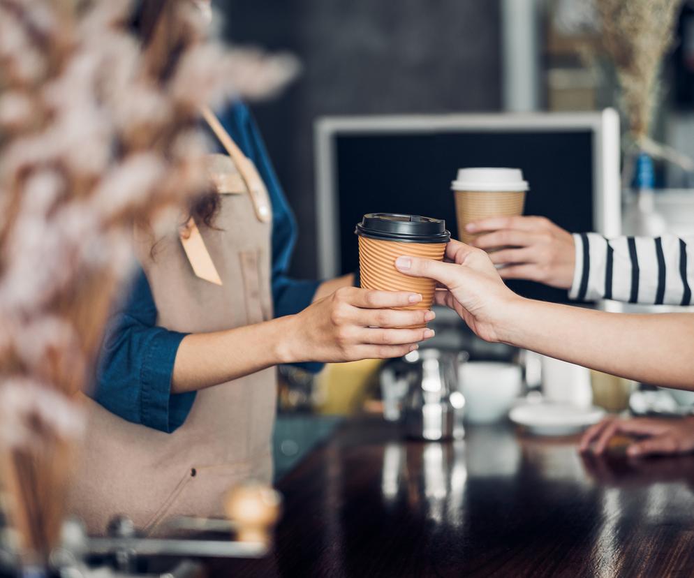 Barista podaje kawę kobiecie