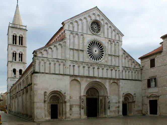 Zadar to centrum kulturalne północnej Dalmacji. Z lotniska w Rzeszowie dotrzesz tam w niecałe 2 godziny