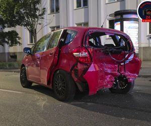 na skrzyżowaniu Alei Niepodległości i Odyńca w dzielnicy Mokotów