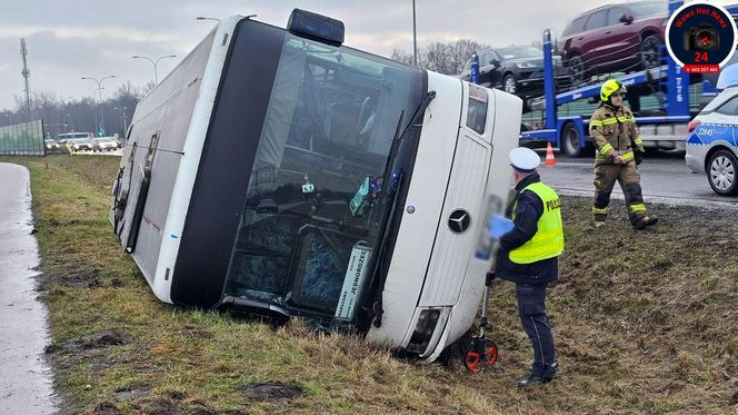 Jabłonna. Autokar w rowie, w środku ponad 20 osób