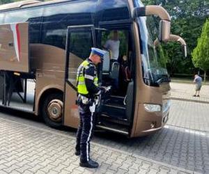 Bydgoscy policjanci kontrolują autobusy wiozące dzieci i młodzież na letni wypoczynek