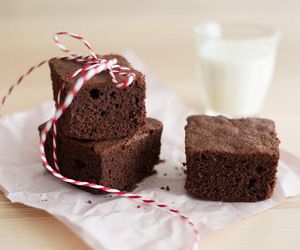 Biorę dużą blachę i przelewam na nią ciasto. Mój piernik nie ma sobie równych 