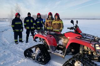  Ratownicy utknęli w zaspie śnieżnej, ale się nie poddali. Do chorej dotarli ciągnikiem