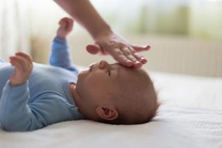 Mierzenie temperatury niemowlaka w odbycie. Ekspert wyjaśnia, jak to zrobić prawidłowo i bezpiecznie