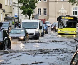 Nawałnica nad Gnieznem. Miasto zalały strumienie wody po ulewie i gradobiciu [ZDJĘCIA].