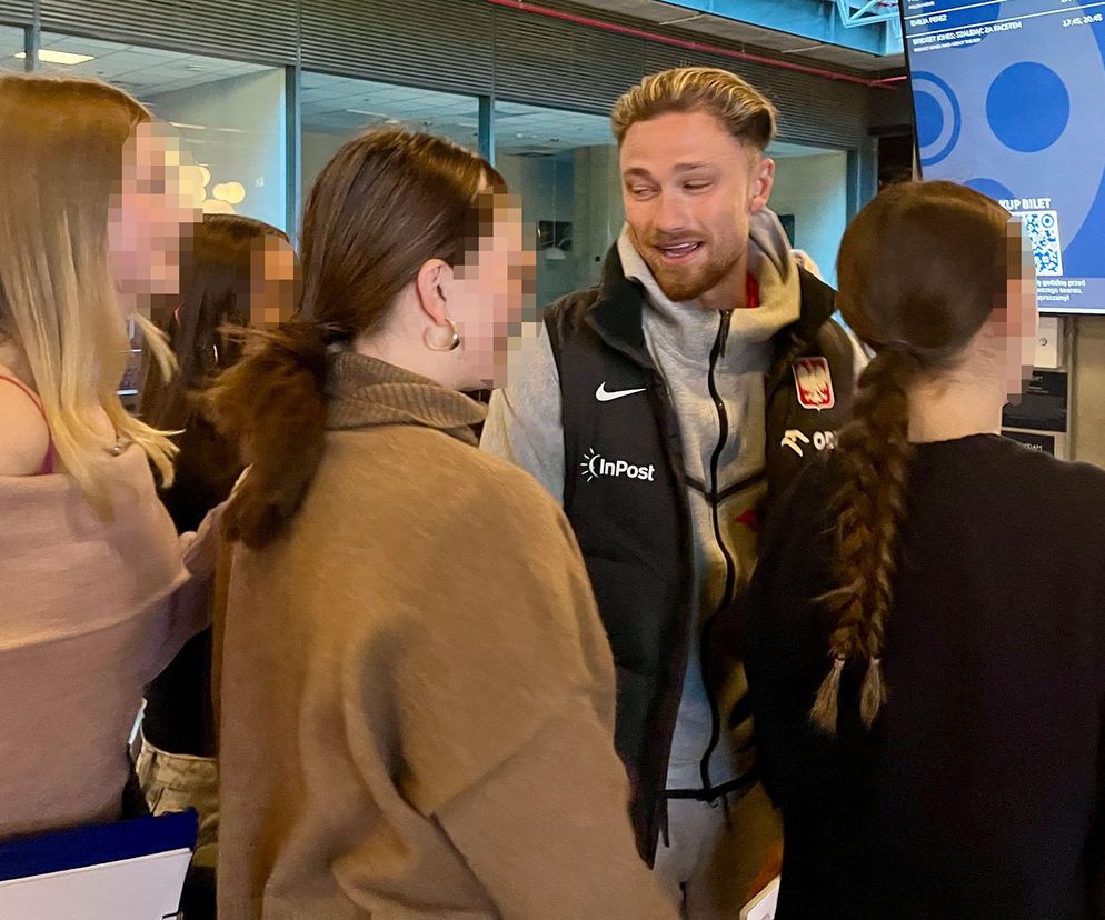 Casha otoczony przez wianuszek fanek