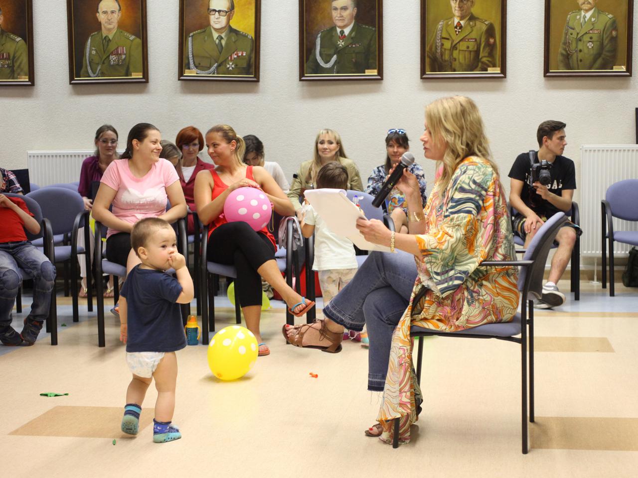 Żołnierze i gwiazdy odwiedzili małych pacjentów