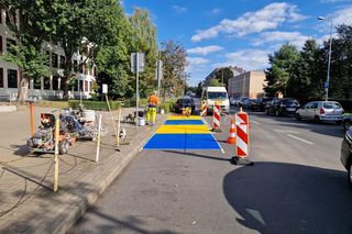 ​„Pocałuj i jedź”. Przy szkołach w Lesznie powstają specjalne strefy dla kierowców