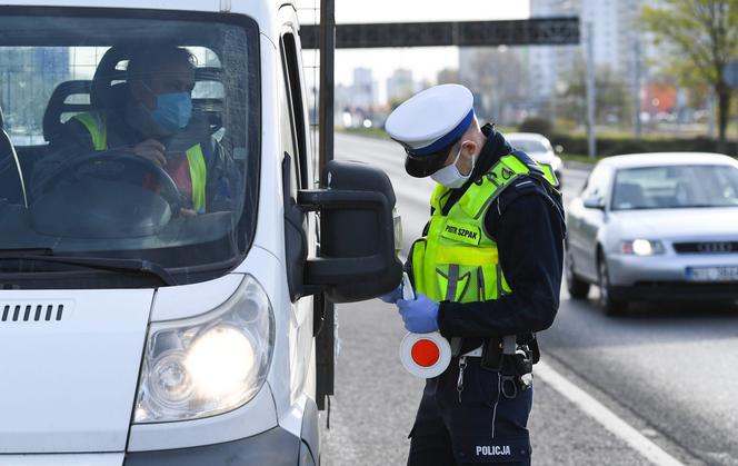 Policja kontrolowała czy toruńscy kierowcy respektują obowiązek noszenia maseczek