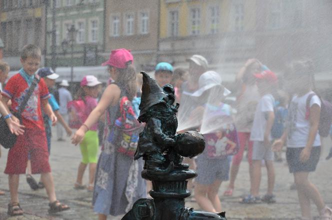 Na rynku są dwa krasnale, które chłodzą przechodniów wodą