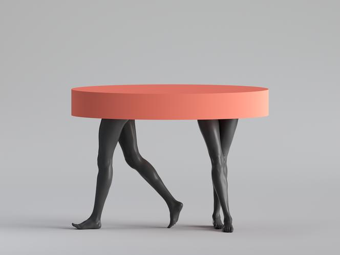 Nietypowe meble – stół z ludzkimi nogami