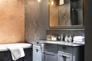 Stylowa łazienka: stylizowane meble i złote płytki w aranżacji stylowej łazienki