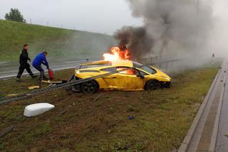 Luksusowe Lamborghini spłonęło na A1 koło Tournia! W środku był 42-latek [ZDJĘCIA]