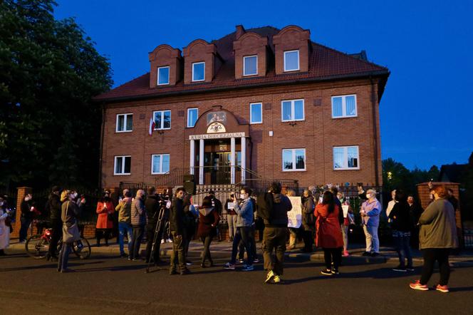 Manifestacja przed kurią w Kaliszu! Oburzenie po filmie braci Sekielskich [ZDJĘCIA]