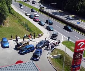 Samochody zablokowały wjazd na stację Orlen w Bielsku-Białej