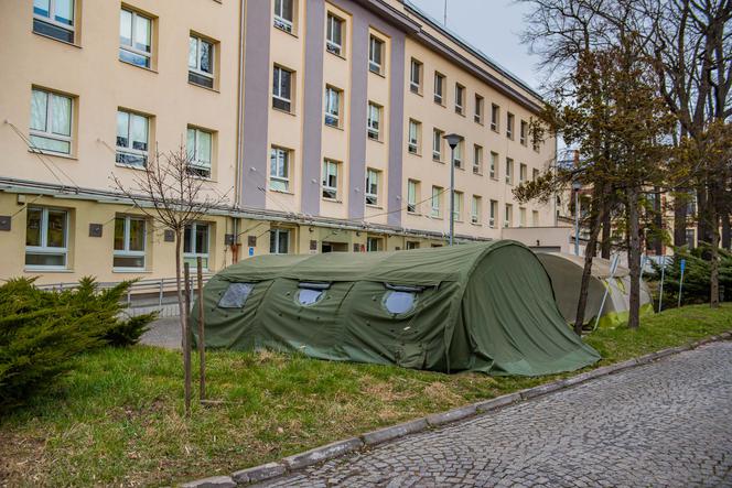 Wojskowe namioty pod "mobilną" izbę przyjęć przed szpitalem im. Jonschera w Łodzi
