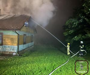Potężny pożar w Kąśnej Dolnej. Ponad 50 strażaków gasiło płonący drewniany dom