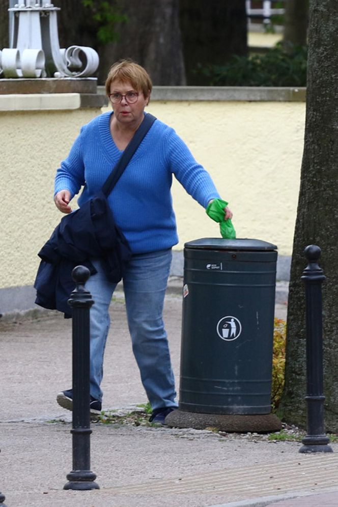 Ilona Łepkowska z mężem i psem na spacerze w Sopocie