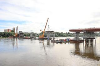 Kładka przez Wisłę w Warszawie: montaż ustroju nośnego