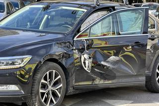 Warszawa. 15-latek huknął motorowerem w osobówkę. Chłopiec trafił do szpitala!