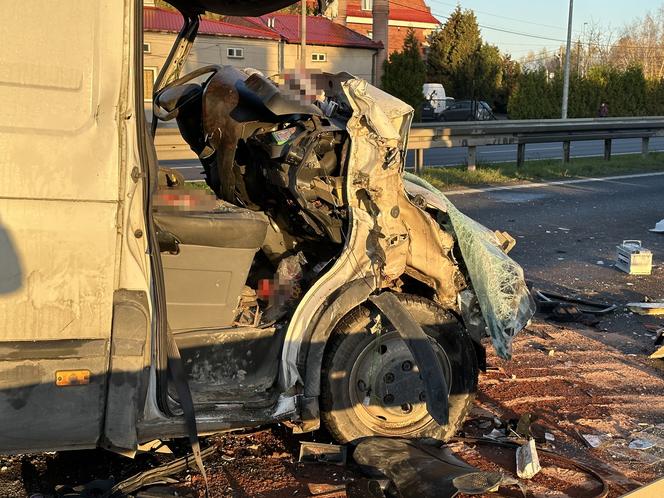  "Siódemka" sparaliżowana po potwornym zderzeniu. Pasażerowie są zakleszczeni 