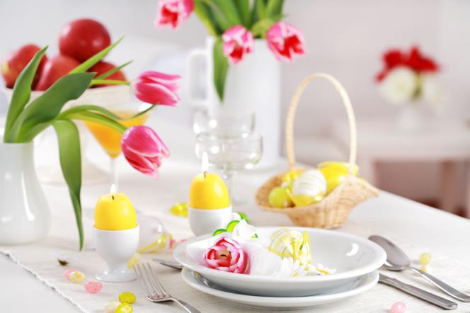 Wielkanocny stół z białym kolorem