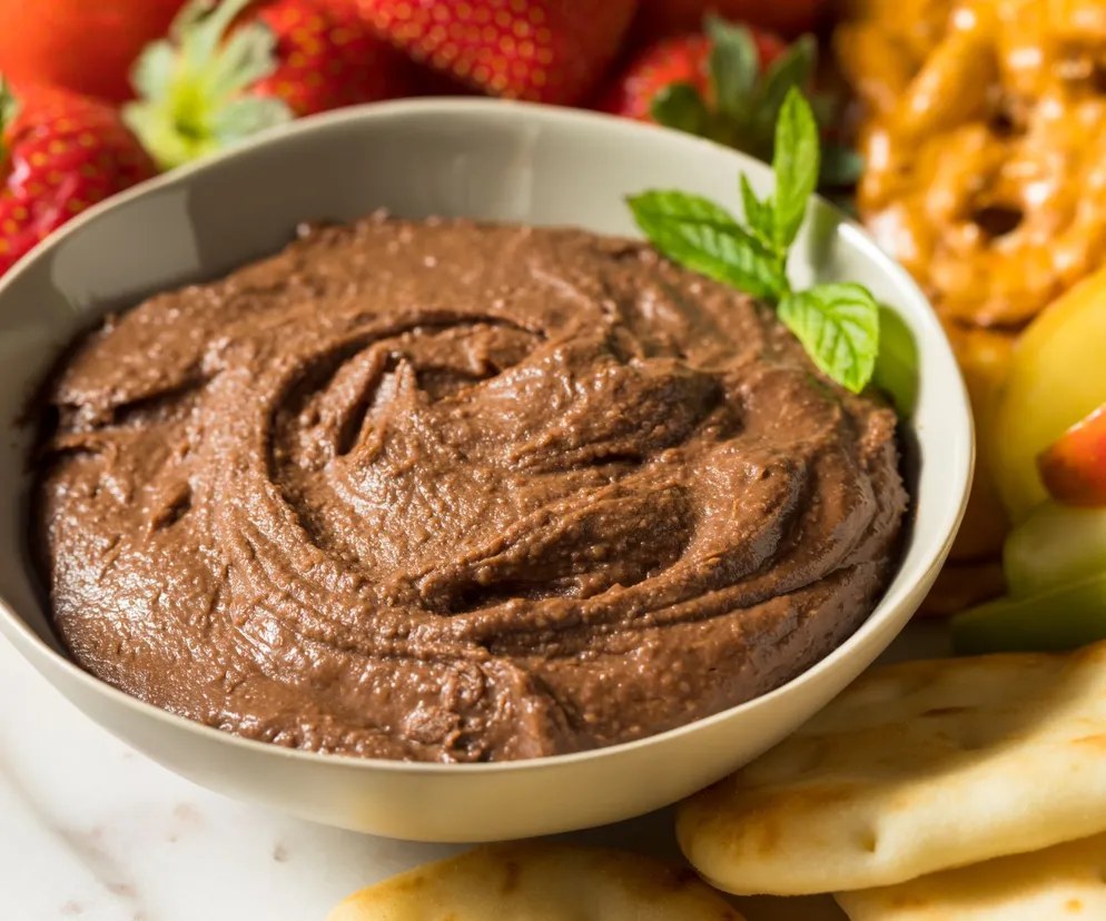 Hummus czekoladowy. Przepis na wegańską pastę z ciecierzycy na słodko