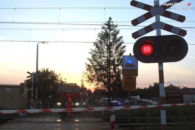 Śląskie: Śmiertelny wypadek na torach. 64-latek wjechał ciągnikiem samoróbką pod pociąg