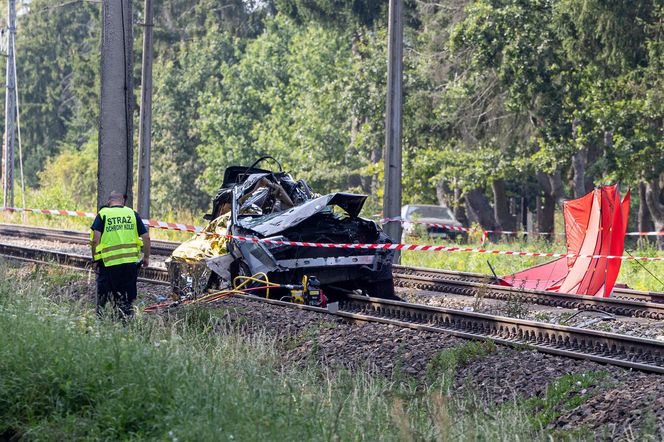 Osobówka wjechała pod pociąg w Wielkopolsce. Cztery osoby nie żyją!