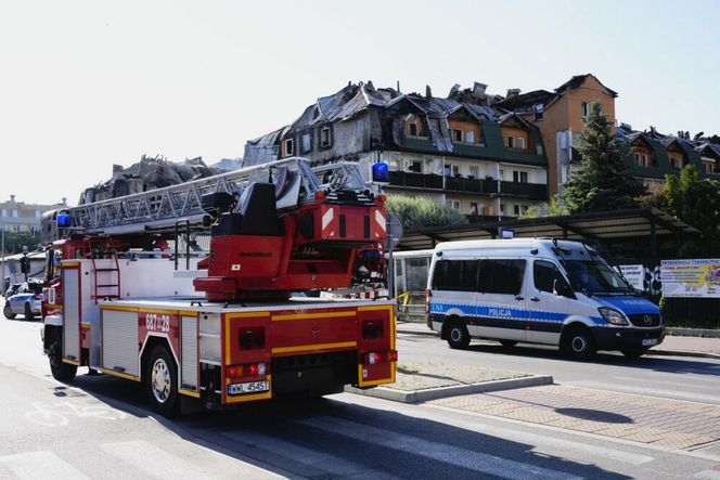  Zniszczenia bloku mieszkalnego po pożarze w Ząbkach