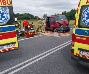 Poważny wpadek koło Krośniewic. Zderzenie busa z ciężarówką. 11 osób rannych