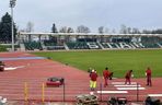 Ostatnie dni remontu stadionu w Starachowicach. Na bieżni pojwiły się tory