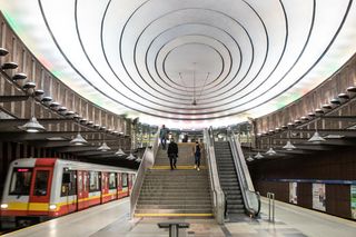 Dlaczego metro w Warszawie nie kursuje 10.10.2025 r.? Utrudnienia i wstrzymany ruch