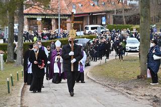 GDAŃSK: Pogrzeb Piotra Świąca. Dziennikarza żegnają tłumy