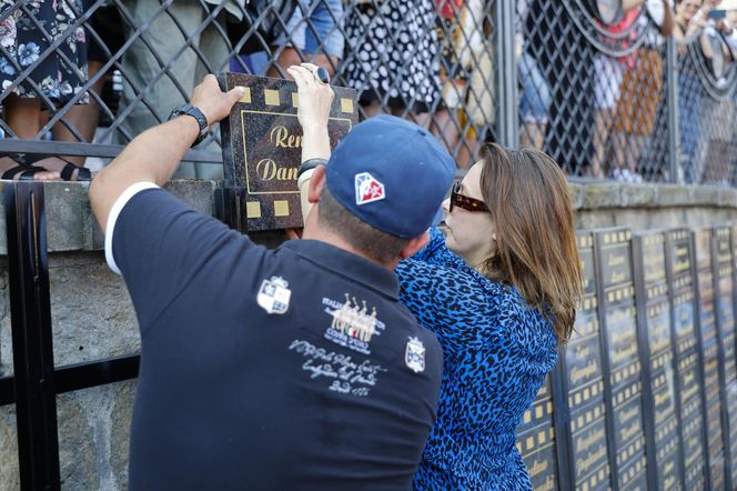 Cała na biało Maria Pakulnis szaleje z sierpem w Lubomierzu. Renata Dancewicz tym razem na spokojnie