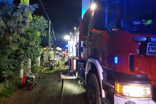Wielka akcja strażaków w Łomiankach. Dom jednorodzinny płonął jak pochodnia
