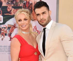 Mąż Britney Spears nie wytrzymał. Ostro zareagował na teorie fanów. Do akcji wkroczyła sama artystka!