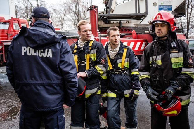 Strażacy 2 sezon odc. 1 Wojtek (Maciej Mikołajczyk), Adam (Maciej Zakościelny), Staszek (Mateusz Banasiuk)