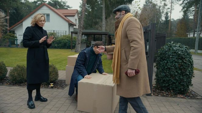 Barwy szczęścia, odcinek 3184. Wanda (Maja Barełkowska), Tomasz (Jakub Sokołowski), bezdomny (Grzegorz Falkowski)